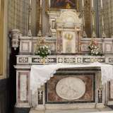 Di fronte a noi l�altare maggiore in marmo � inquadrato in una cupola